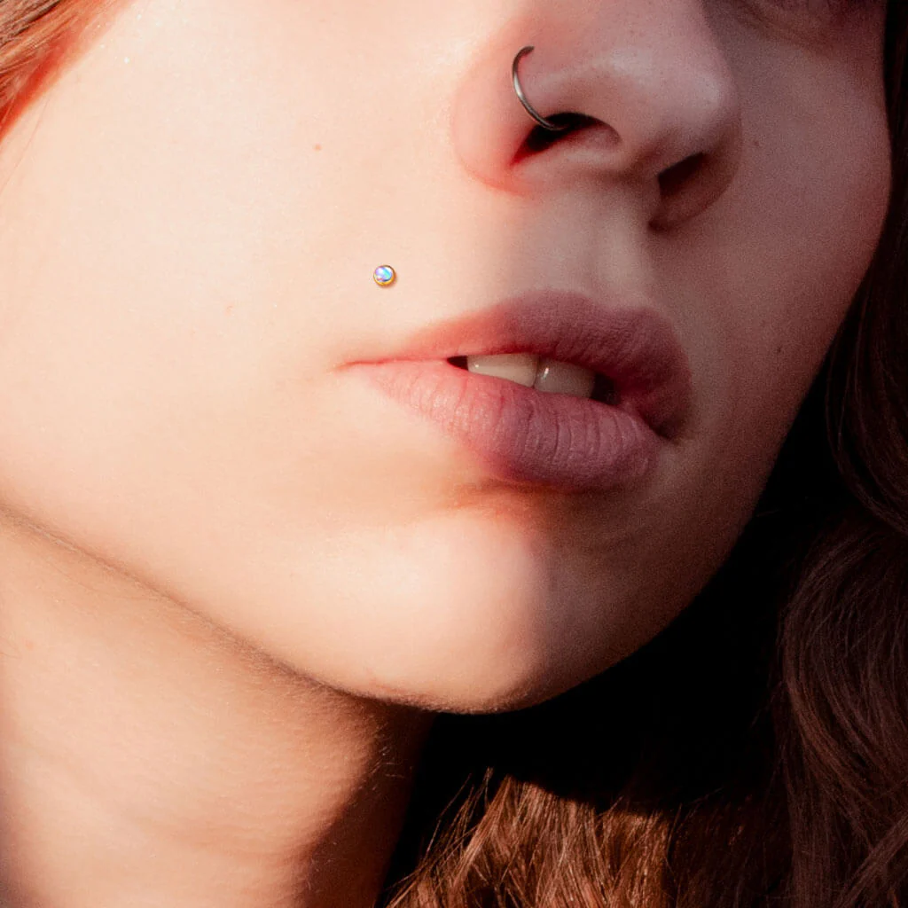 Labret rozświetlający płaski kamień syntetyczny gwint wewnętrzny - Image 3